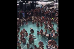 Πάρτι σε πισίνα στις Ηνωμένες πολιτέιες