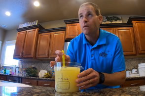 Άνδρας πίνει 1 λίτρο λεμόνι