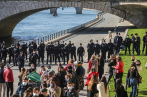 Παρίσι: Η αστυνομία εκκένωσε τις όχθες του Σηκουάνα