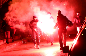 Διαδηλωτές έχουν ανάψει φωτιές και κρατούν καπνογόνα κατά την διάρκεια πορείας διαμαρτυρίας κατοίκων και συλλογικοτήτων κατά της αστυνομικής βίας, στην Νέα Σμύρνη