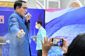 Ο πρωθυπουργός της Ταϊλάνδης ψέκασε τους δημοσιογράφους