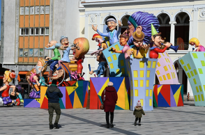 ΠΑΤΡΑ- ΑΠΟΚΡΙΑΤΙΚΗ ΑΤΜΟΣΦΑΙΡΑ ΣΤΗΝ ΠΟΛΗ ΜΕ ΦΩΤΑ ΚΑΙ ΚΑΡΝΑΒΑΛΙΚΕΣ ΚΟΥΚΛΕΣ