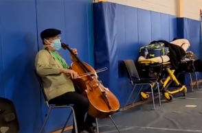 ΗΠΑ: Ο τσελίστας Γιο-Γιο Μα εμβολιάστηκε για την Covid-19 και έδωσε μια μίνι συναυλία