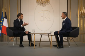 Στιγμιότυπο από τη συνέντευξη του Εμανουέλ Μακρόν στον Νίκο Αλιάγα