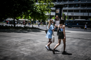 Κοπέλες περπατάνε στο κέντρο της Αθήνας © AΠΕ - Κρούσματα στην Αττική σήμερα  7/7