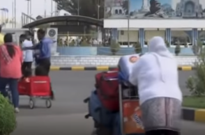 Aποχώρηση πολιτών από τo αεροδρόμιο της Καμπούλ © YouTube