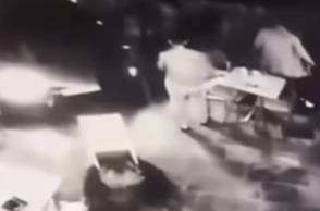 Ρέθυμνο Κρήτης: Αρνήθηκαν να δείξουν πιστοποιητικό σε μπαρ - Επεσε άγριο ξύλο και μετά "μπούκαραν" με 4x4 [βίντεο]