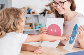 Σωματείο ΕΛΙΖΑ: Πώς το σχολείο μπορεί να ενθαρρύνει τα παιδιά-θύματα κακοποίησης να μιλήσουν και να αναζητήσουν βοήθεια;