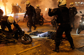 Τραυματισμένος αστυνομικός κατά τη διάρκεια συγκρούσεων με διαδηλωτές στην πορεία διαμαρτυρίας κατοίκων και συλλογικοτήτων κατά της αστυνομικής βίας, στην Νέα Σμύρνη