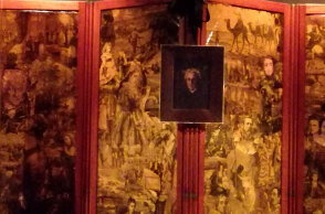 Το παραβάν με φωτογραφίες και χαρακτικά εποχής