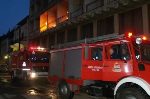 Φωτιά τώρα σε εγκαταλελειμμένο κτήριο στο κέντρο της Αθήνας