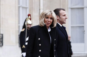 Ο Μακρόν τρολάρει το «χαστούκι» της συζύγου κατά την άφιξη του στην Ινδονησία