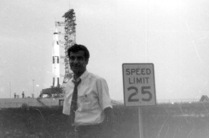 Apollo 11: Ο Διονύσης Σιμόπουλος διηγήθηκε στην ATHENS VOICE πώς έγινε η εκτόξευση