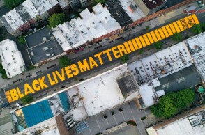 Tο σύνθημα Black Lives Matter σε δρόμο