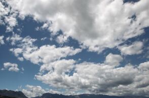 Καιρός Δευτέρα (30.10): Τοπικές νεφώσεις με υψηλές θερμοκρασίες 