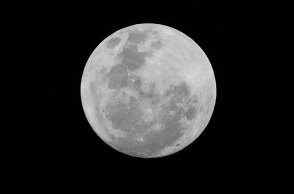 Σελήνη | Αμερικανοί επιστήμονες και η NASA επιβεβαίωσαν την ύπαρξη νερού στην επιφάνειά της