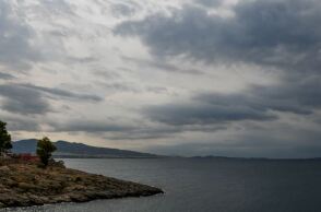 Παραμένει συννεφιασμένο το τοπίο την Τετάρτη με τοπικές βροχές - Από 3 έως 5 μποφόρ οι άνεμοι στα πελάγη