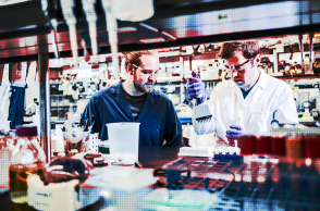 Επιστήμονες σε εργαστήριο