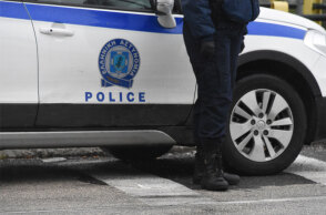 Αστυνομικός έξω από περιπολικό της ΕΛ.ΑΣ (ΦΩΤΟ ΑΡΧΕΙΟΥ)