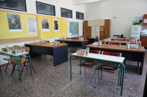 Θρανία σε σχολική αίθουσα