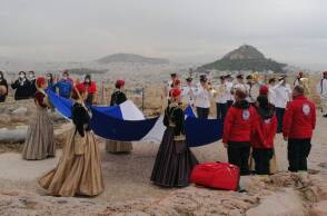 Κοπέλες από το Λύκειο των Ελληνίδων μεταφέρουν τη σημαία της Απελευθέρωσης στον ιερό βράχο της Ακρόπολης