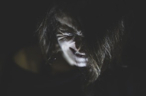 Πορτρέτο γυναίκας που πονά