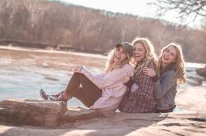 Τρεις φίλες δίπλα σε ποτάμι