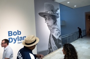 Άνθρωποι σε έκθεση για τον Bob Dylan