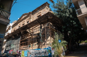 Φωτογραφία από το κτίριο που έζησε ο Ναπολέων Λαπαθιώτης στα Εξάρχεια.