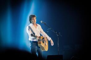 Ο Paul McCartney παίζει κιθάρα σε συναυλία