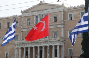 Σημαίες της Ελλάδας και της Τουρκίας έξω από τη Βουλή των Ελλήνων