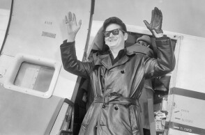 Ο τραγουδιστής Roy Orbinson κατεβαίνει από αεροπλάνο