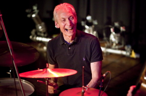 O Charlie Watts παίζει ντραμς σε συναυλία των Rolling Stones