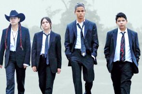 Η τηλεοπτική σειρά «Reservation Dogs» που προβάλλεται στο Disney+ και ξεχωρίζει ως η καλύτερη dramedy της χρονιάς.