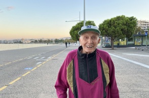 Εκατοντάχρονος από τη Θεσσαλονίκη περπατά καθημερινά 4 χιλιόμετρα στην παραλία - «Η ζωή είναι πολύ γλυκιά και πρέπει να τη γευόμαστε», δηλώνει. 