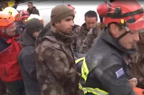 Μέλη της ΕΜΑΚ επιχειρούν και απεγκλωβίζουν πολίτες στα χαλάσματα μετά τον σεισμό στην Τουρκία
