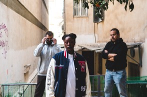 Οι Hume Assine παρουσιάζουν στην ATHENS VOICE το νέο τους τραγούδι «Super Feelings», από το νέο τους άλμπουμ «Athens Blues» 