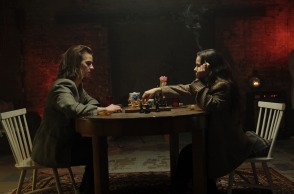 Οι Hume Assine παρουσιάζουν το νέο τραγούδι «Detox» που έγραψαν για την τοξικότητα στον πολιτικό βίο και στα social media.