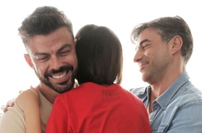 H αγάπη κάνει την οικογένεια - Μήνυμα από τη Στέγη του Ιδρύματος Ωνάση, τις Οικογένειες Ουράνιο Τόξο και την Google για το φετινό Athens Pride.