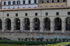 Ποδοσφαιρικό σύνθημα γραμμένο με σπρέι στις κολώνες μνημείου της Φλωρεντίας