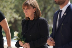 Κατερίνα Σακελλαροπούλου: Η Πρόεδρος της Δημοκρατίας παρέστη στην κηδεία της Άντζελας-Μόιρας και του Φιλίπ-Αντώνη Μανδαλιού - Έχασαν τη ζωή τους στη Λιβύη. 