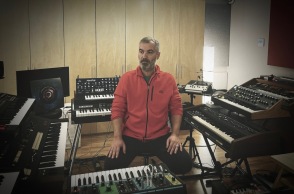 Ο Αθηναίος μουσικός Sunday παρουσιάζει σε πρώτη μετάδοση στην ιστοσελίδα της Athens Voice το νέο του videoclip “Go”. 