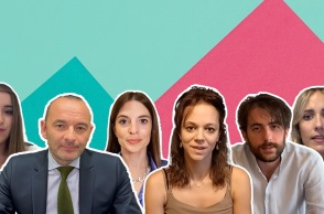 Οι Millennials και η Gen Z μιλούν για τον Κώστα Σημίτη σε ένα βίντεο