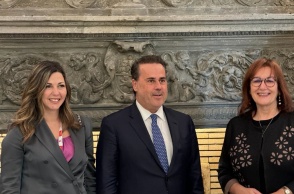 Ο υπουργός Επικρατείας, Σταύρος Παπασταύρου, με την υπουργό Κοινωνικής Συνοχής και Οικογένειας, Σοφία Ζαχαράκη και την αρμόδια Αντιπρόεδρο της Ευρωπαϊκής Επιτροπής για το Δημογραφικό