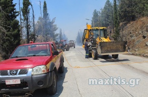 Οχήματα των αρχών που επιχειρούν για την κατάσβεση της φωτιάς στο Κιλκίς