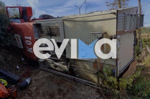 Ανατροπή πυροσβεστικού οχήματος με έναν νεκρό στην Εύβοια