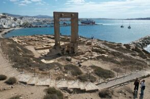 Πορτάρα: Ο Δήμος Νάξου παραιτείται από το αίτημα της άμεσης απομάκρυνσης της προσωρινής περίφραξης του Μνημείου