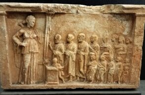 Αττικό μαρμάρινο αναθηματικό ανάγλυφο του β μισού 4ου αι π. Χ. 