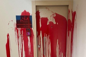 Η Χριστίνα Αλεξοπούλου για την επίθεση στο πολιτικό της γραφείο: Βγάλτε τις κουκούλες κι ελάτε να μιλήσουμε