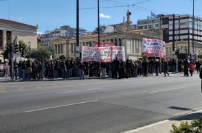 Φοιτητικό συλλαλητήριο για τα Τέμπη στα Προπύλαια - Κλειστός ο σταθμός Πανεπιστήμιο